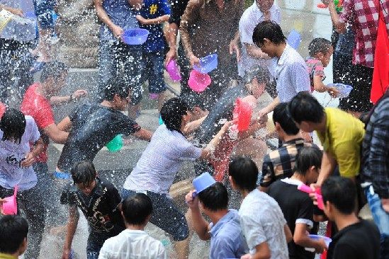 จีน ก๊อป ประเพณีสาดน้ำ เหมือนของ ประเทศไทย