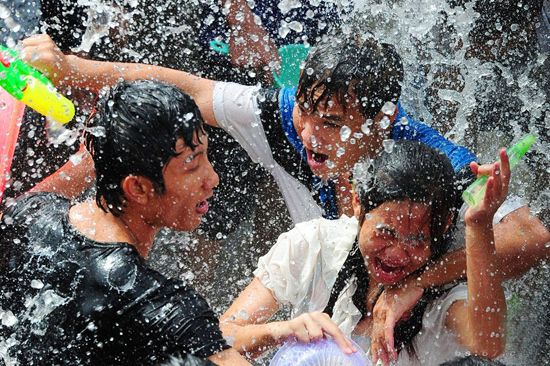 จีน ก๊อป ประเพณีสาดน้ำ เหมือนของ ประเทศไทย