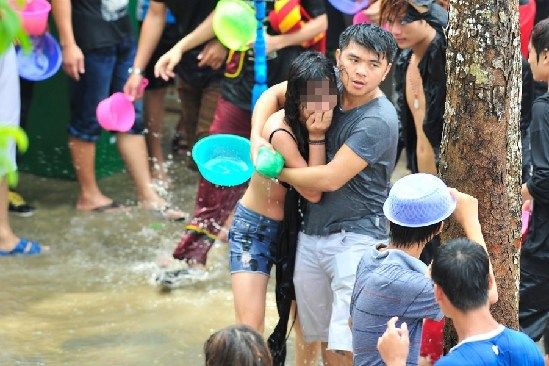 จีน ก๊อป ประเพณีสาดน้ำ เหมือนของ ประเทศไทย