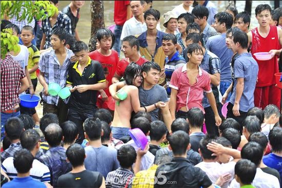 จีน ก๊อป ประเพณีสาดน้ำ เหมือนของ ประเทศไทย