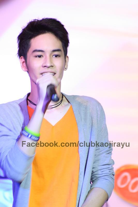 เก้า-จิรายุ งาน CAT 009 @ Centralworld (22/08/55)
