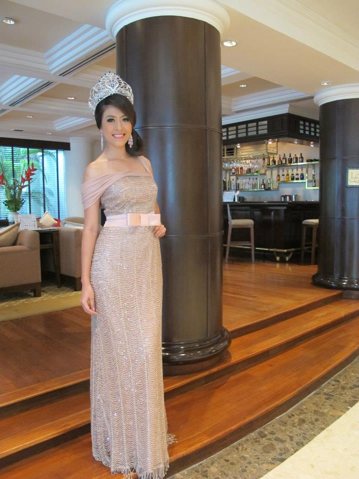 นางสาวไทย ๒๕๕๕ ถ่ายนิตยสารสกุลไทยและนิตยสารหญิงไทย