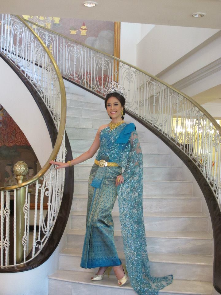 นางสาวไทย ๒๕๕๕ ถ่ายนิตยสารสกุลไทยและนิตยสารหญิงไทย