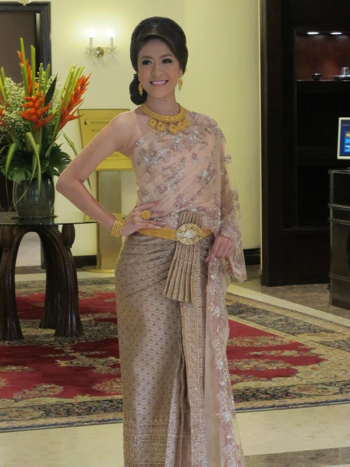 นางสาวไทย ๒๕๕๕ ถ่ายนิตยสารสกุลไทยและนิตยสารหญิงไทย