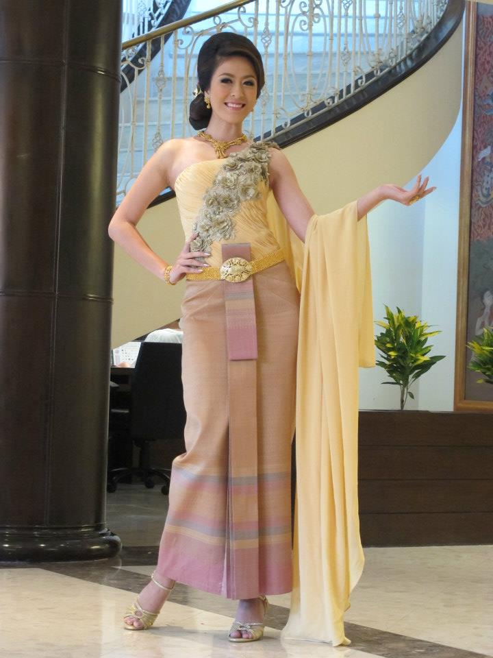 นางสาวไทย ๒๕๕๕ ถ่ายนิตยสารสกุลไทยและนิตยสารหญิงไทย