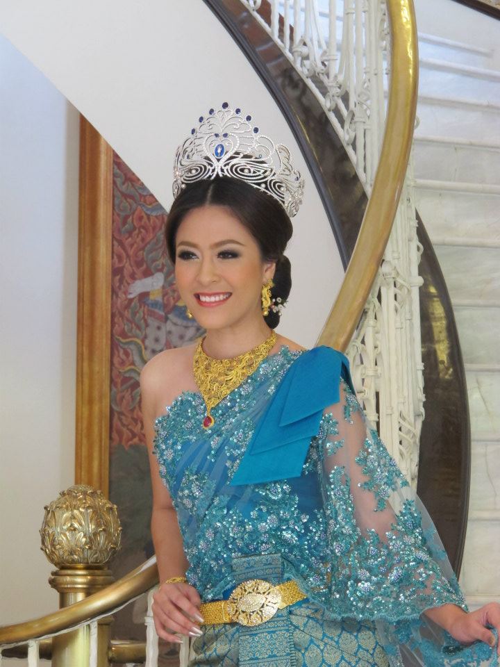 นางสาวไทย ๒๕๕๕ ถ่ายนิตยสารสกุลไทยและนิตยสารหญิงไทย