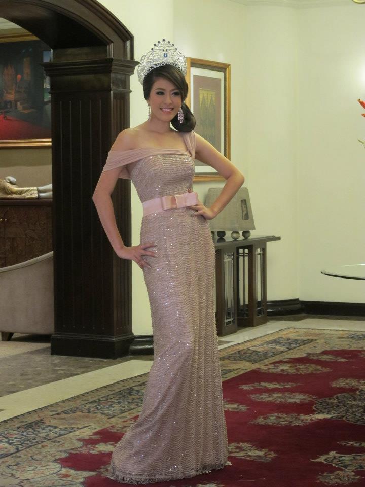 นางสาวไทย ๒๕๕๕ ถ่ายนิตยสารสกุลไทยและนิตยสารหญิงไทย