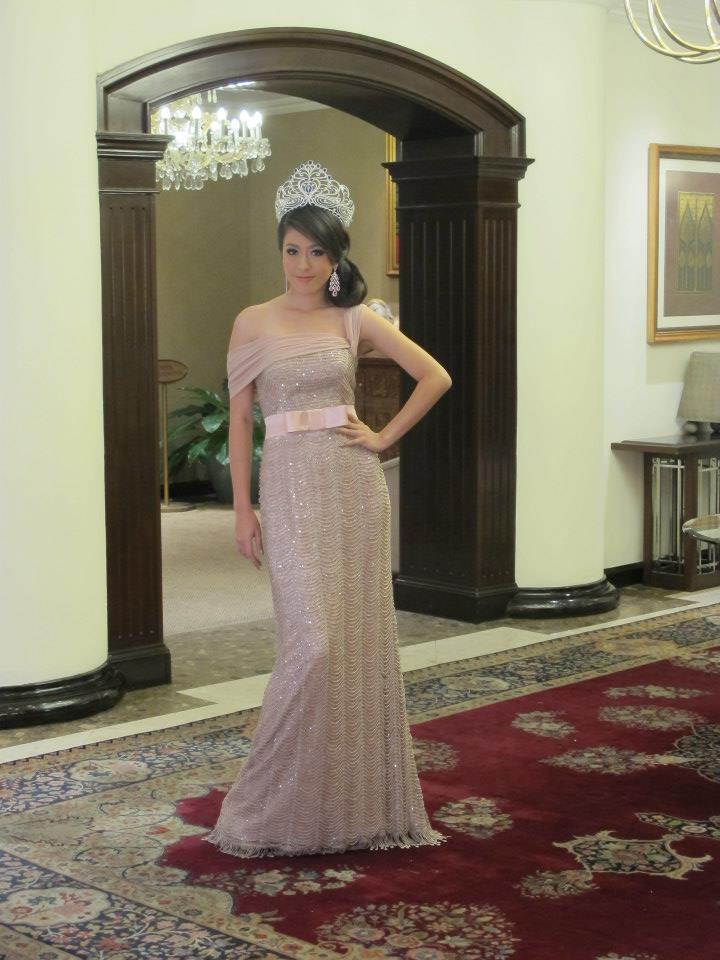 นางสาวไทย ๒๕๕๕ ถ่ายนิตยสารสกุลไทยและนิตยสารหญิงไทย