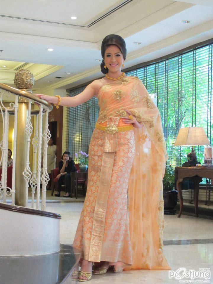 นางสาวไทย ๒๕๕๕ ถ่ายนิตยสารสกุลไทยและนิตยสารหญิงไทย