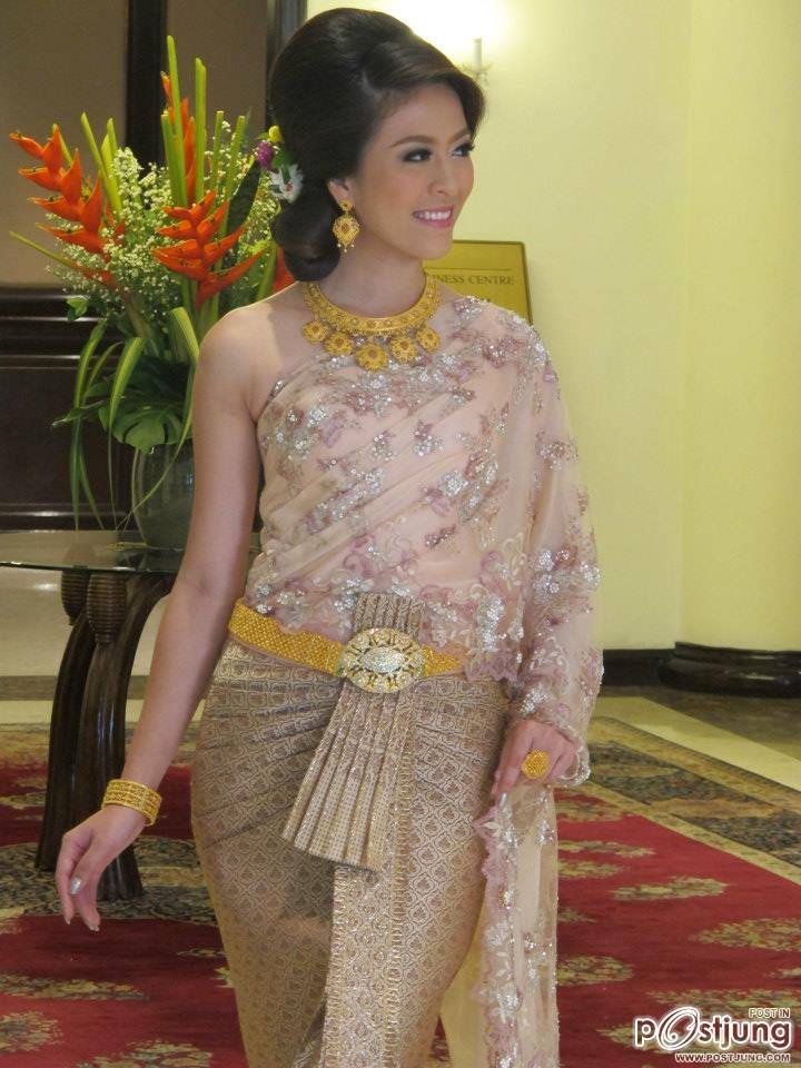 นางสาวไทย ๒๕๕๕ ถ่ายนิตยสารสกุลไทยและนิตยสารหญิงไทย