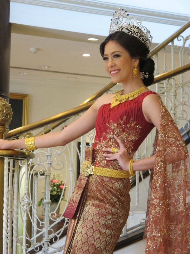 นางสาวไทย ๒๕๕๕ ถ่ายนิตยสารสกุลไทยและนิตยสารหญิงไทย