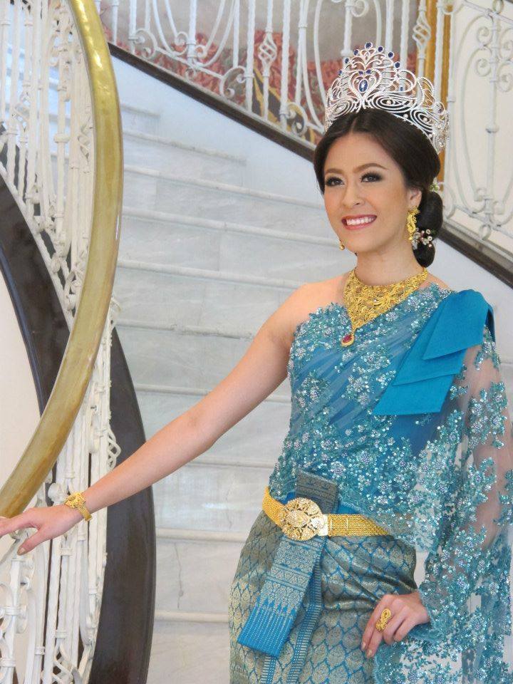 นางสาวไทย ๒๕๕๕ ถ่ายนิตยสารสกุลไทยและนิตยสารหญิงไทย