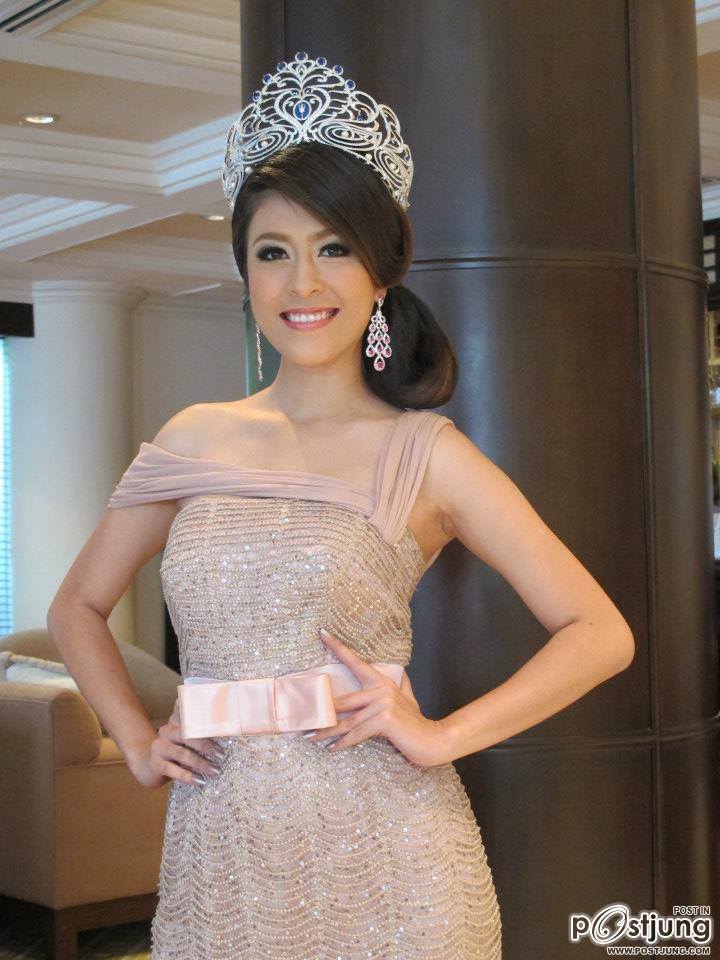 นางสาวไทย ๒๕๕๕ ถ่ายนิตยสารสกุลไทยและนิตยสารหญิงไทย