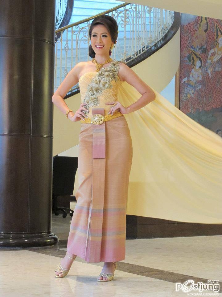 นางสาวไทย ๒๕๕๕ ถ่ายนิตยสารสกุลไทยและนิตยสารหญิงไทย