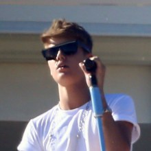Justin Bieber Films for 'X Factor', Selena Gomez 'Feeds the Dog'