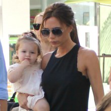 Victoria Beckham: Giggles N' Hugs for Harper!