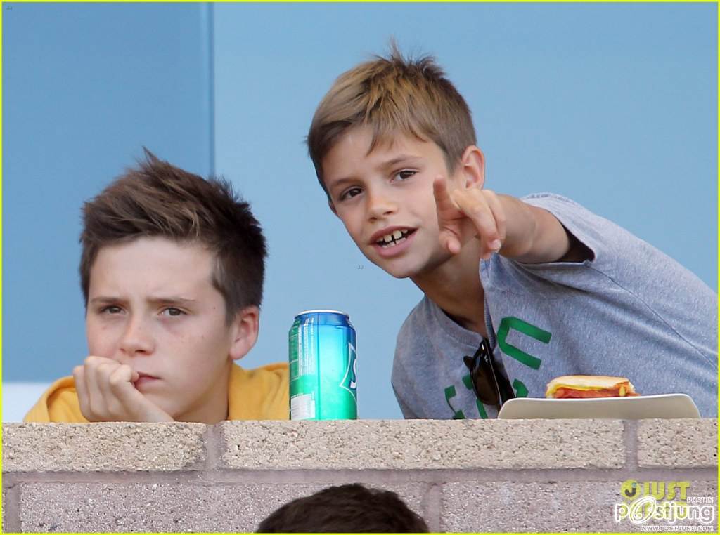 Victoria Beckham: Giggles N' Hugs for Harper!