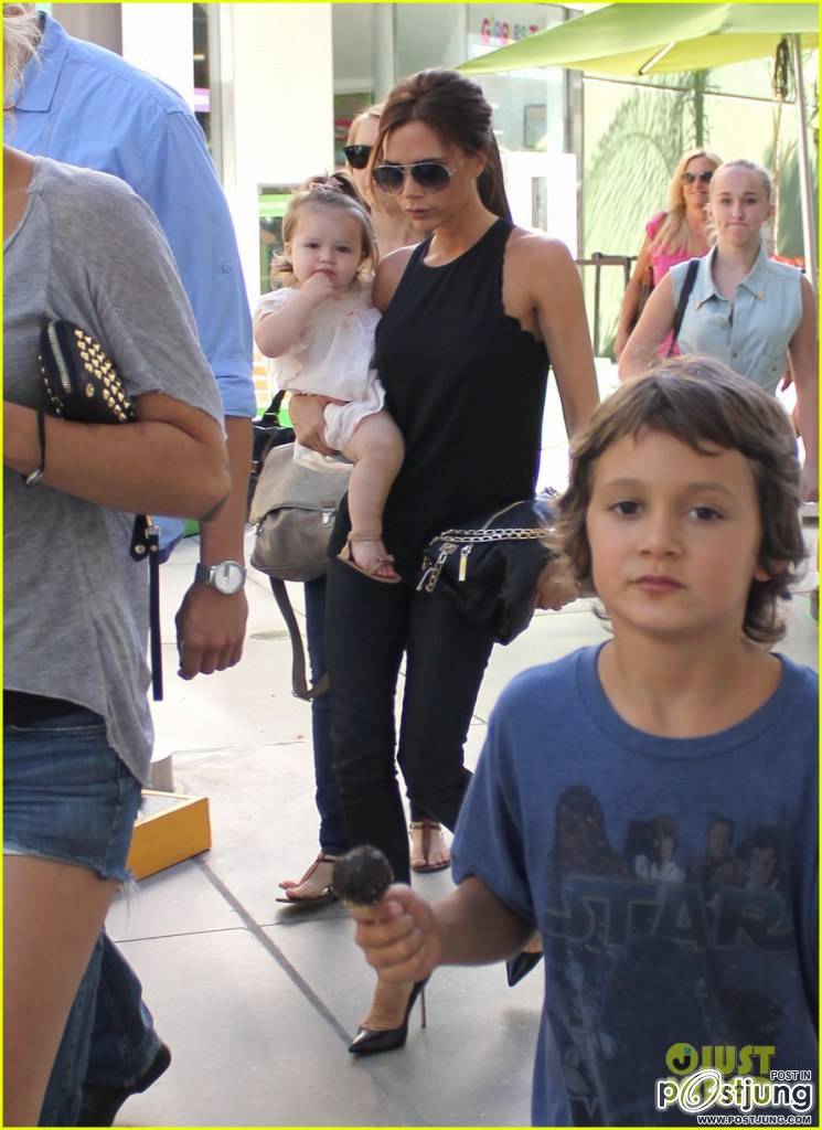 Victoria Beckham: Giggles N' Hugs for Harper!