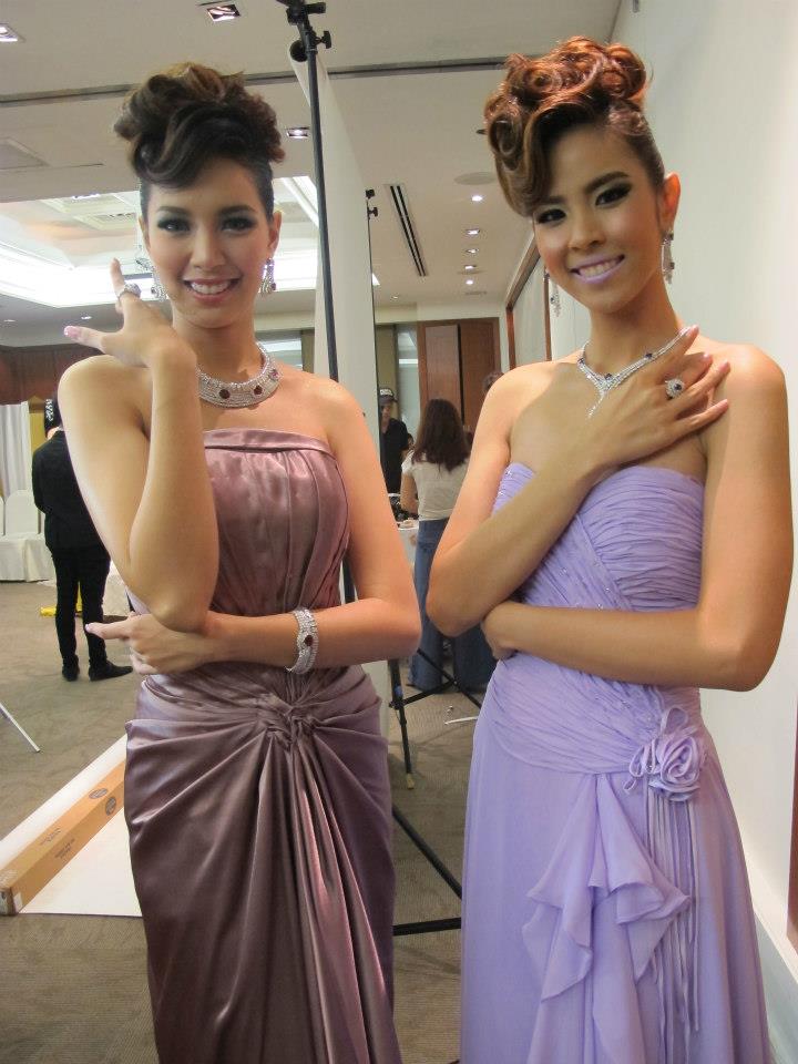 น้องโอปอ รองนางสาวไทย ๒๕๕๓ น้องดาว รองนางสาวไทย ๒๕๕๕ ในแถลงข่าวบางกอกบิวตี้เจมส์ ครั้งที่ ๕๐