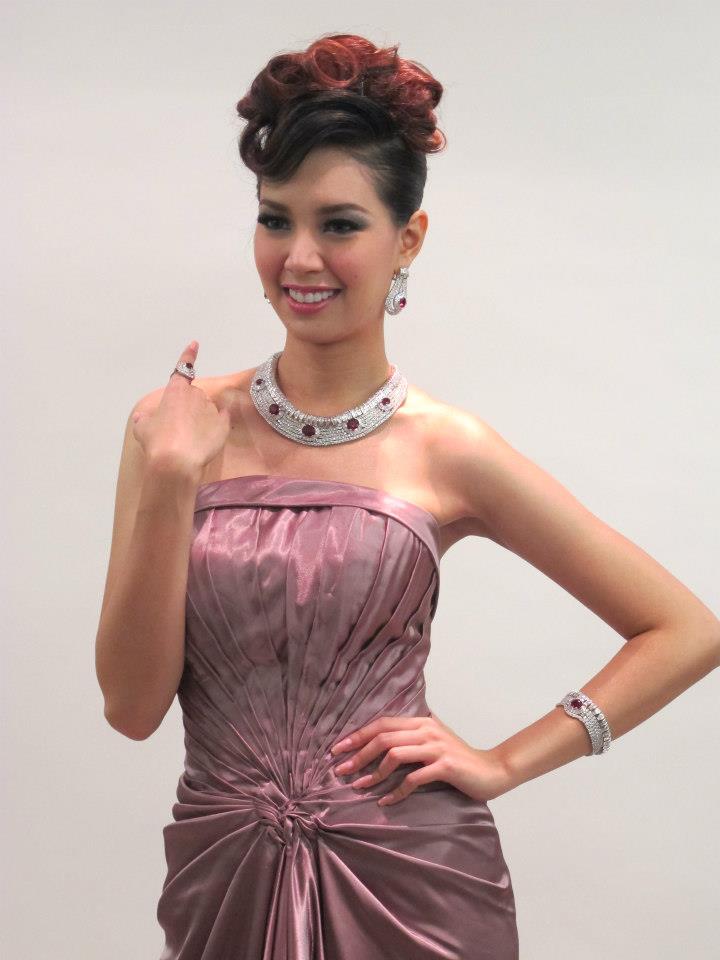 น้องโอปอ รองนางสาวไทย ๒๕๕๓ น้องดาว รองนางสาวไทย ๒๕๕๕ ในแถลงข่าวบางกอกบิวตี้เจมส์ ครั้งที่ ๕๐