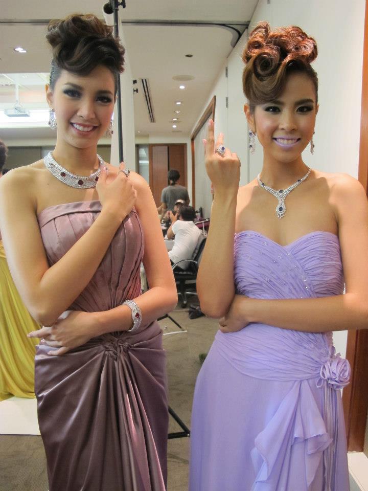 น้องโอปอ รองนางสาวไทย ๒๕๕๓ น้องดาว รองนางสาวไทย ๒๕๕๕ ในแถลงข่าวบางกอกบิวตี้เจมส์ ครั้งที่ ๕๐