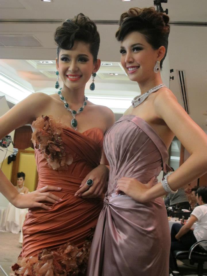 น้องโอปอ รองนางสาวไทย ๒๕๕๓ น้องดาว รองนางสาวไทย ๒๕๕๕ ในแถลงข่าวบางกอกบิวตี้เจมส์ ครั้งที่ ๕๐