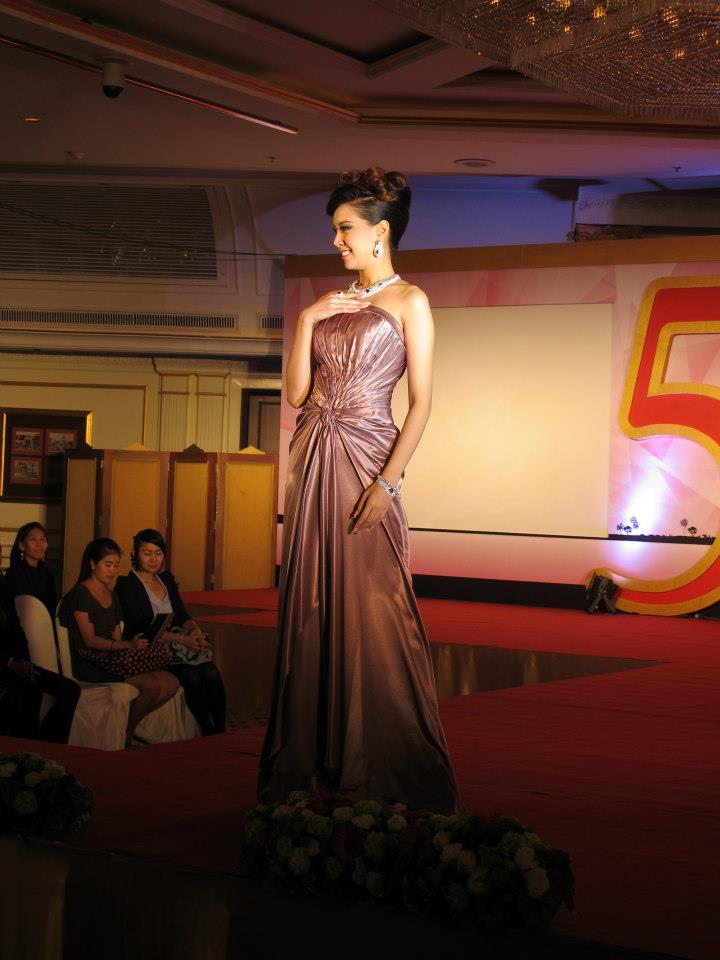 น้องโอปอ รองนางสาวไทย ๒๕๕๓ น้องดาว รองนางสาวไทย ๒๕๕๕ ในแถลงข่าวบางกอกบิวตี้เจมส์ ครั้งที่ ๕๐