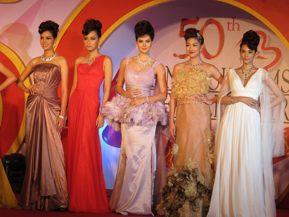 น้องโอปอ รองนางสาวไทย ๒๕๕๓ น้องดาว รองนางสาวไทย ๒๕๕๕ ในแถลงข่าวบางกอกบิวตี้เจมส์ ครั้งที่ ๕๐