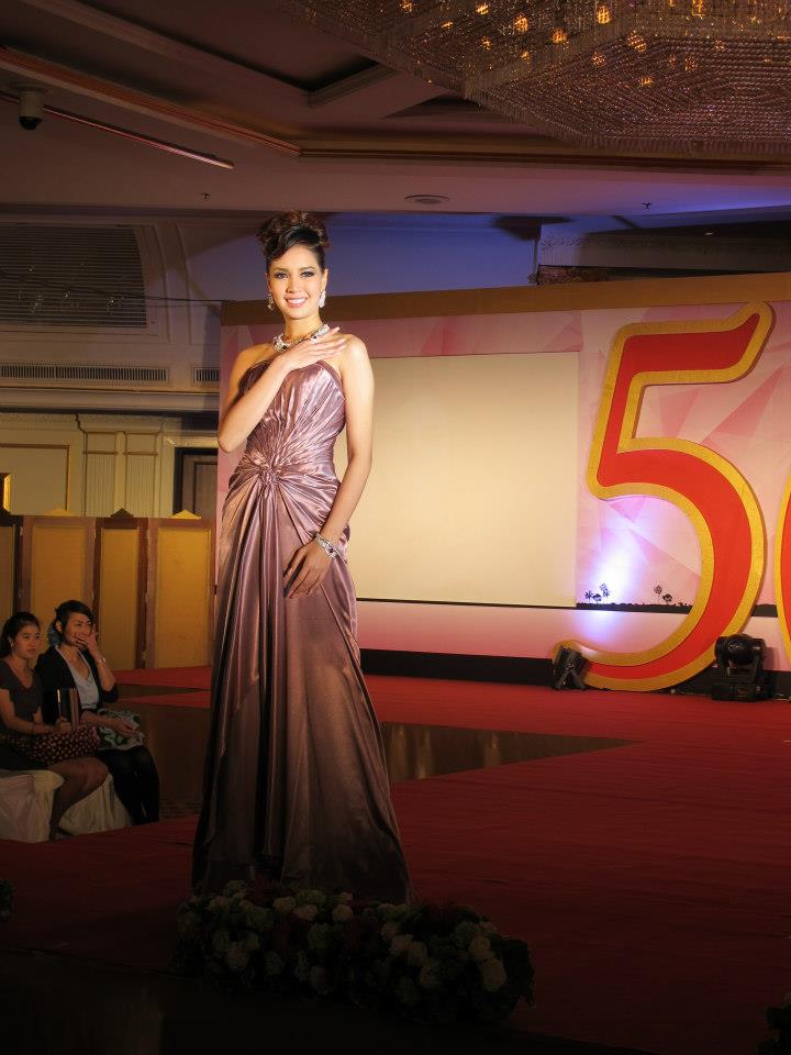 น้องโอปอ รองนางสาวไทย ๒๕๕๓ น้องดาว รองนางสาวไทย ๒๕๕๕ ในแถลงข่าวบางกอกบิวตี้เจมส์ ครั้งที่ ๕๐