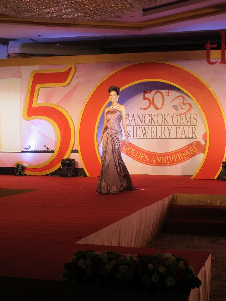 น้องโอปอ รองนางสาวไทย ๒๕๕๓ น้องดาว รองนางสาวไทย ๒๕๕๕ ในแถลงข่าวบางกอกบิวตี้เจมส์ ครั้งที่ ๕๐