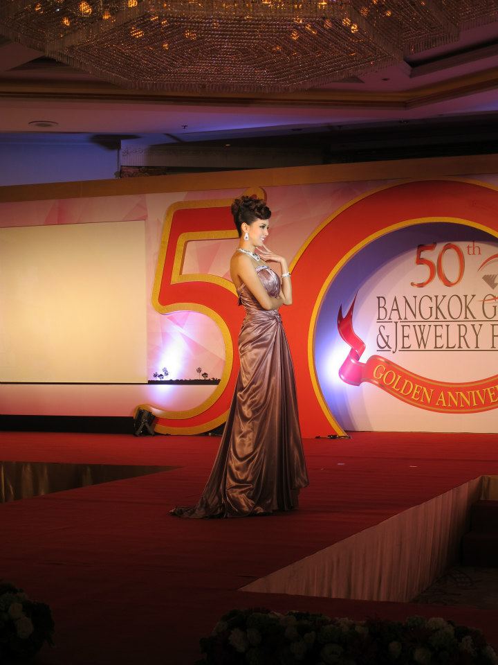 น้องโอปอ รองนางสาวไทย ๒๕๕๓ น้องดาว รองนางสาวไทย ๒๕๕๕ ในแถลงข่าวบางกอกบิวตี้เจมส์ ครั้งที่ ๕๐