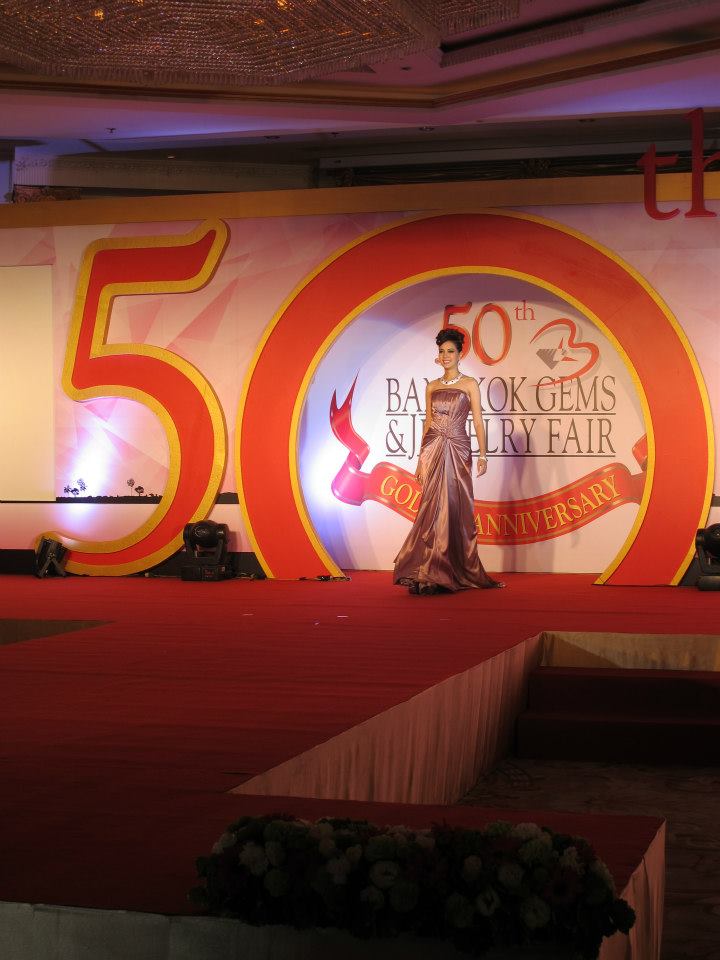 น้องโอปอ รองนางสาวไทย ๒๕๕๓ น้องดาว รองนางสาวไทย ๒๕๕๕ ในแถลงข่าวบางกอกบิวตี้เจมส์ ครั้งที่ ๕๐