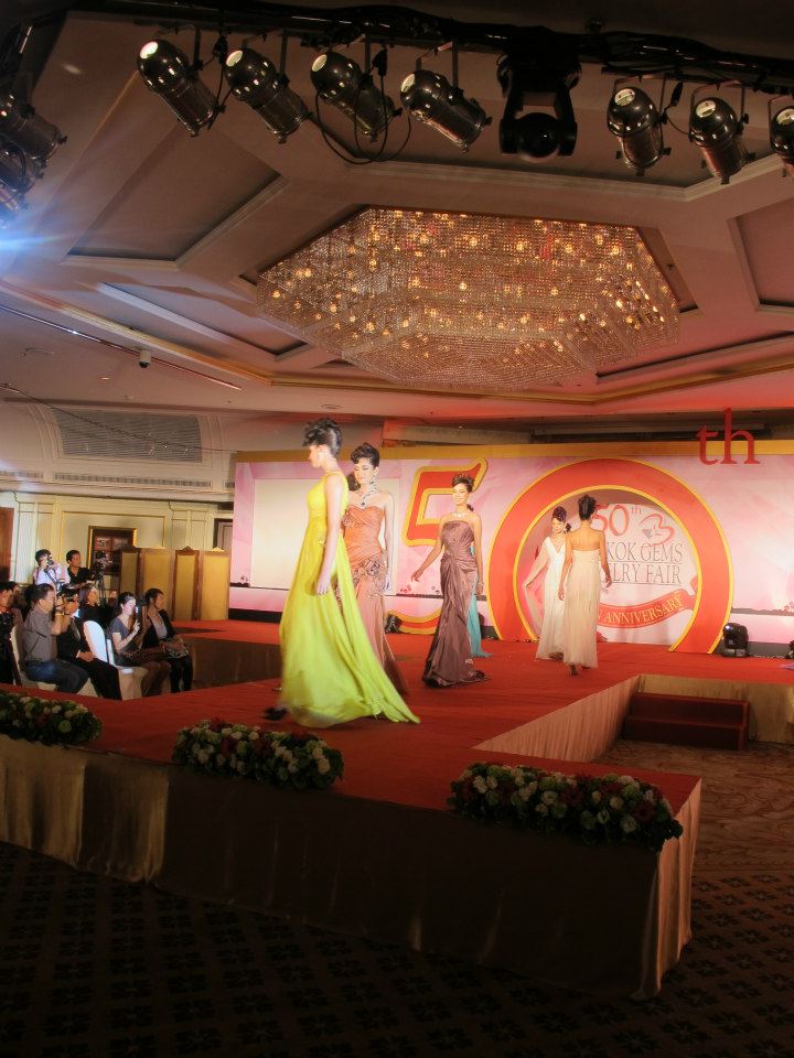 น้องโอปอ รองนางสาวไทย ๒๕๕๓ น้องดาว รองนางสาวไทย ๒๕๕๕ ในแถลงข่าวบางกอกบิวตี้เจมส์ ครั้งที่ ๕๐