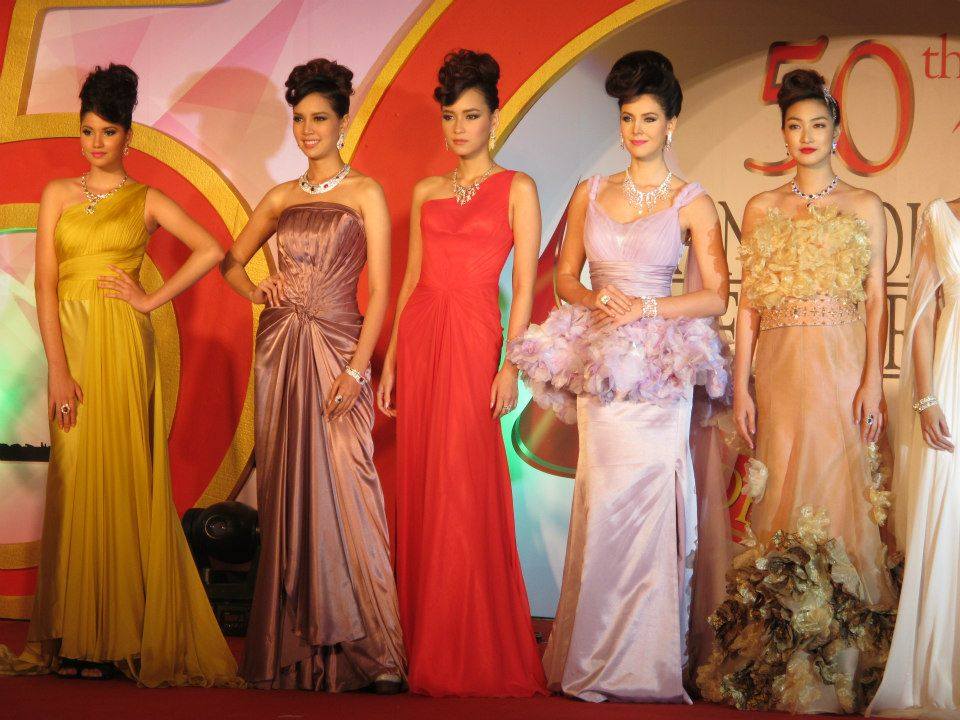 น้องโอปอ รองนางสาวไทย ๒๕๕๓ น้องดาว รองนางสาวไทย ๒๕๕๕ ในแถลงข่าวบางกอกบิวตี้เจมส์ ครั้งที่ ๕๐