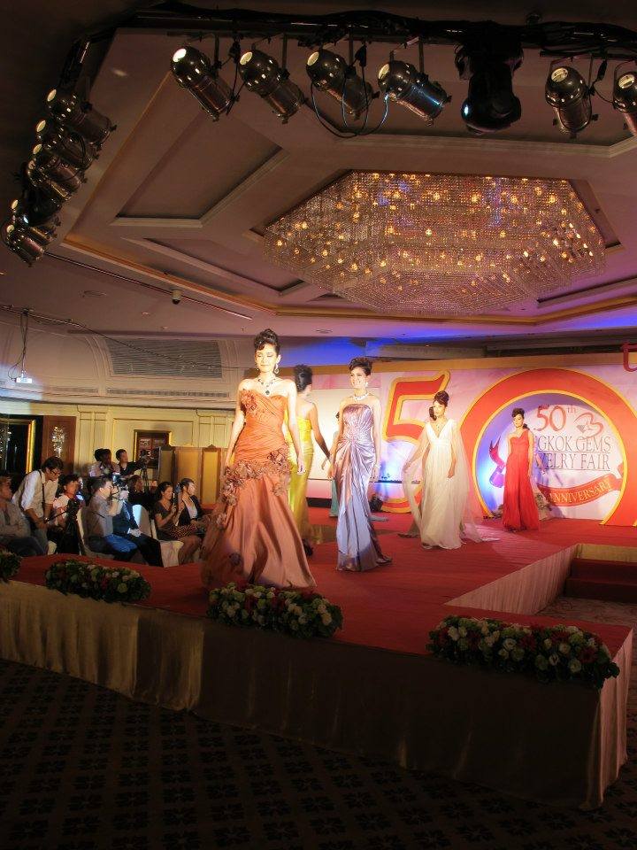 น้องโอปอ รองนางสาวไทย ๒๕๕๓ น้องดาว รองนางสาวไทย ๒๕๕๕ ในแถลงข่าวบางกอกบิวตี้เจมส์ ครั้งที่ ๕๐