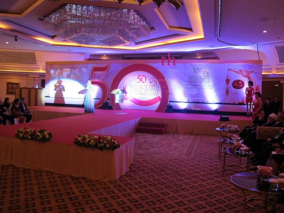 น้องโอปอ รองนางสาวไทย ๒๕๕๓ น้องดาว รองนางสาวไทย ๒๕๕๕ ในแถลงข่าวบางกอกบิวตี้เจมส์ ครั้งที่ ๕๐