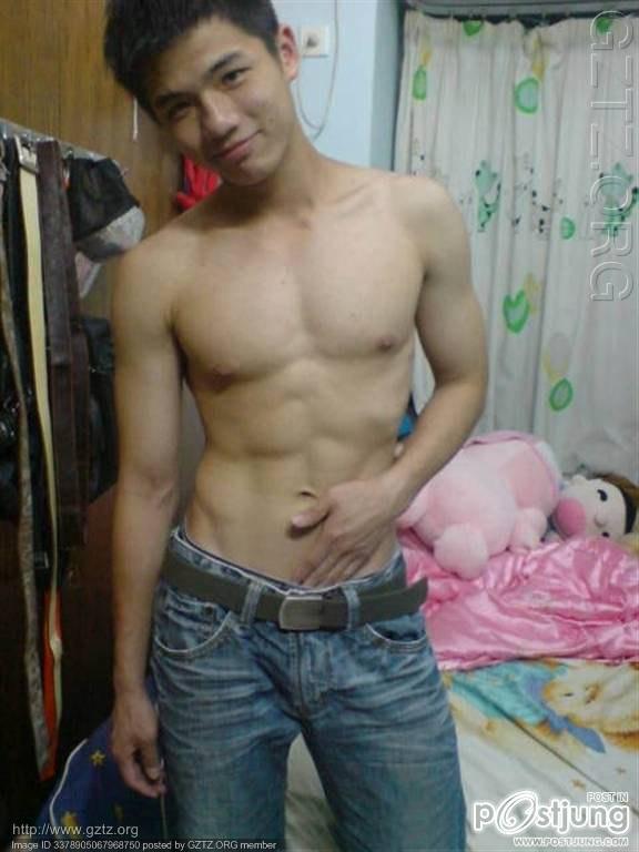 หนุ่มๆ จากคลิปเกย์...