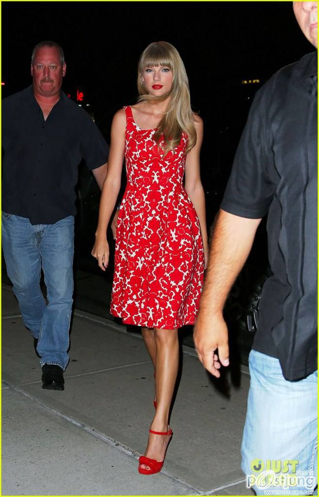 Taylor Swift แด๊งแดง! ภาพล่าสุดที่ MTV Studios นิวยอร์ค