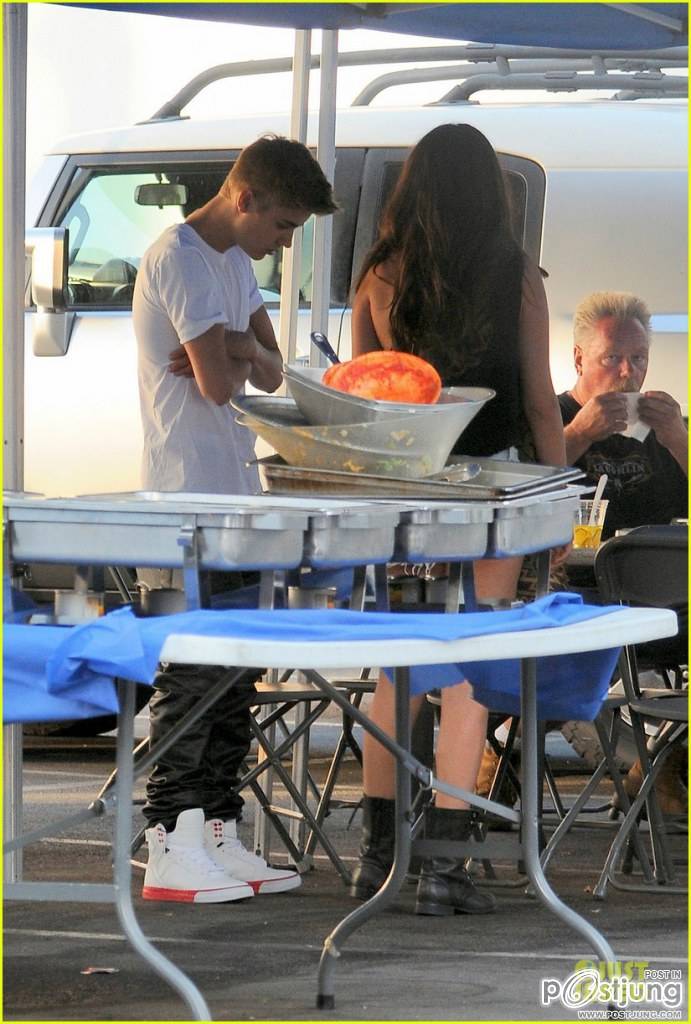 Selena Gomez: Justin Bieber 'Feed the Dog' Set Visit!