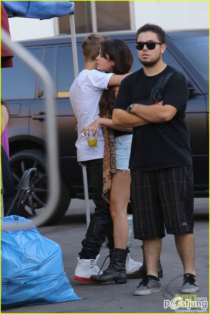 Selena Gomez: Justin Bieber 'Feed the Dog' Set Visit!