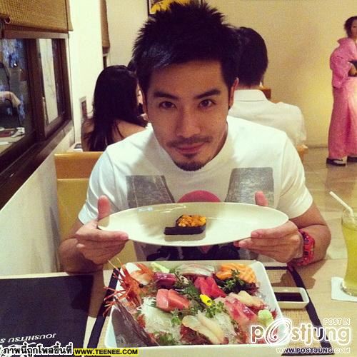 อิริยาบถหล่อๆ ของหนุ่มเชน ณัฐวัฒน์