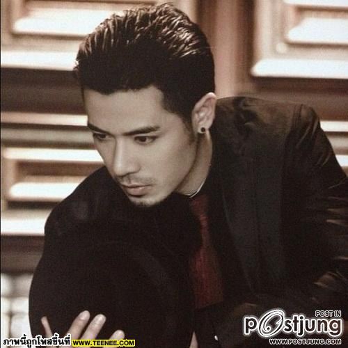 อิริยาบถหล่อๆ ของหนุ่มเชน ณัฐวัฒน์