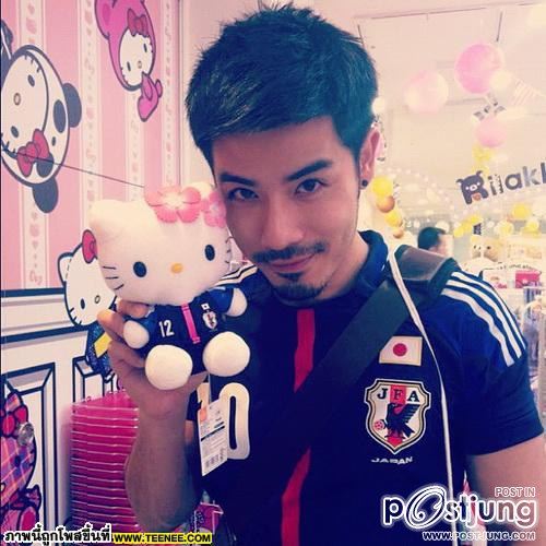 อิริยาบถหล่อๆ ของหนุ่มเชน ณัฐวัฒน์