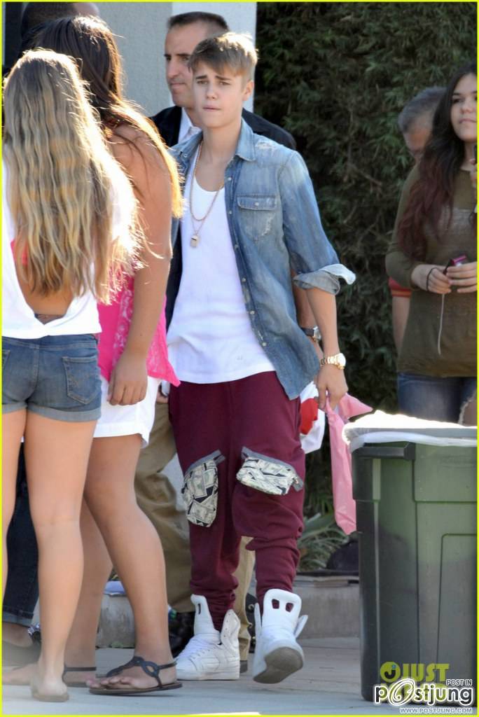 Justin Bieber's Pockets Overflowing With Money