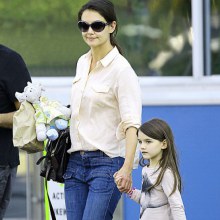 เช้าวันจันทร์เสิร์ฟด้วยภาพน่ารักๆล่าสุดของสองแม่ลูก Katie Holmes และน้อง Suri ที่นิวยอร์ค ^^ !!