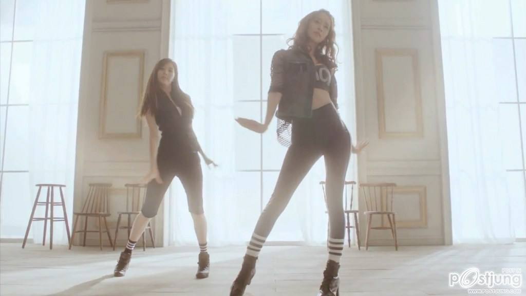 Yoona dances with Seohyun