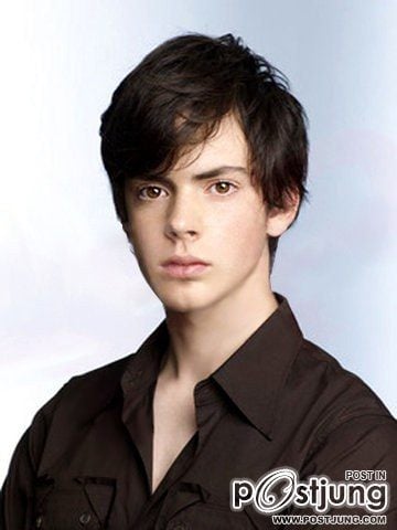 Skandar Keynes