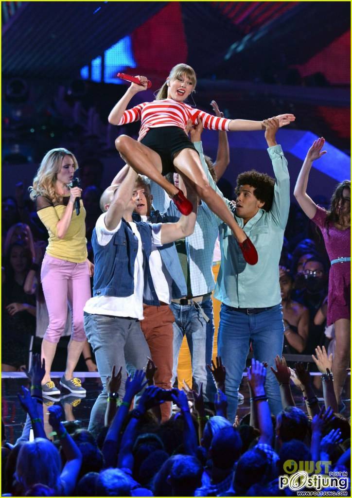 ดารานักร้องเฉิดฉายบนพรมแดง MTV Video Music Awards 2012