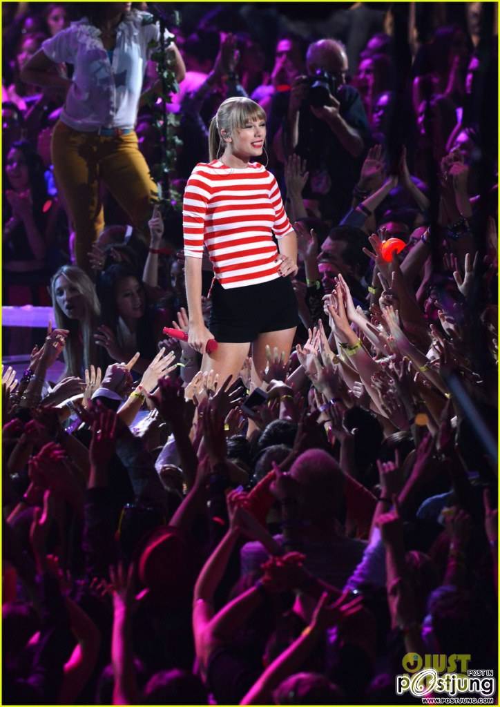 ดารานักร้องเฉิดฉายบนพรมแดง MTV Video Music Awards 2012