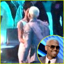 Rihanna & Chris Brown Hug at MTV VMAs 2012!